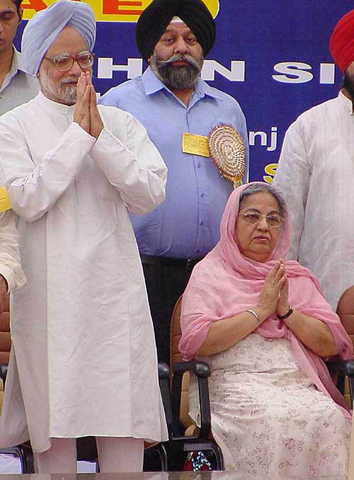 Prime Minister Dr Manmohan Singh with wife Gursharan Kaur during the inauguration of Sri Guru Granth Sahib Research Centre at Gurudwara Rakab Gunj in New Dselhi On Thursday.