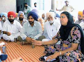 Mr Sukhjinder Kaur, Sarpanch of Jhande village, during a meeting at the village gurdwara