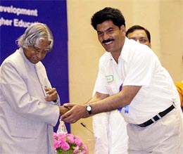 President APJ Abdul Kalam presents the National Award  for Teachers to Mohammad Zamir Khan of Keran Higher Secondary School of Kralpura (Jammu and Kashmir) in New Delhi on Sunday.