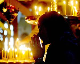A Russian girl prays for those killed in Beslan