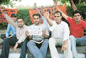 PUSU activists on fast outside Panjab University, VCs office in Chandigarh
