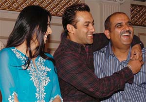 Bollywood actors Bhumika Chawla, Salman Khan and producer Mukesh Talreja share a light moment during a Press conference to promote their forthcoming film Dil Ne Jise Apna Kahaa