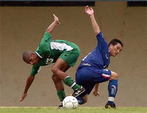 Iraqs Aboudy M. Qusay fights for the ball with Taiwans Chen Jui-te during their World Cup qualifier in Taipei on Wednesday. Iraq won 4-1. 
