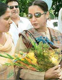 Shabana Azmi being welcomed to a discussion on "Women in Agriculture  workers to entrepreneurs"