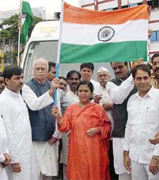 Leader of the Opposition L. K. Advani hands over the Tricolour to former Chief Minister of Madhya Pradesh Uma Bharti before flagging off the Tiranga Yatra in Hubli 