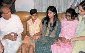 Former Prime Minister V.P. Singh meet the family members of Deepak Bhatia who died during the agitation of industry owners in the Capital