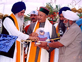 The Himachal Pradesh Chief Minister, Mr Virbhadra Singh, with the Jathedar of Akal Takht, Giani Joginder Singh Vedanti