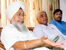 Former member of the National SC/ST Commission Harinder Singh Khalsa makes a point at a press conference in Ludhiana