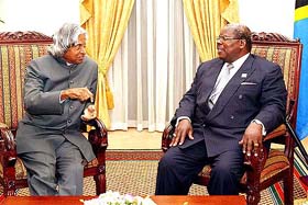 President A.P.J. Abdul Kalam speaks to his Tanzanian  counterpart William Benjamin Mkapa 