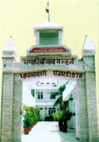 Entrance to the smadhi sthal of Baba Gajju Ji Thapar,  Gurdev Nagar