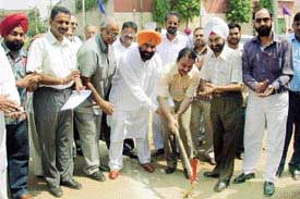 Mr N.S. Gill, Mayor, and Mr S.K. Sharma, Commissioner, Municipal Corporation, Ludhiana, jointly inaugurate work of sewerage project in Industrial Focal Point in Ludhiana