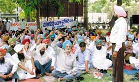Patwaris on a dharna against the Vigilance Bureau in Ludhiana on Monday