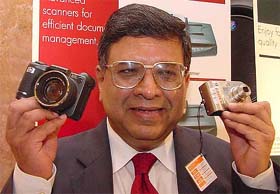 Ravi Aggarwal,Vice-President-Imaging and Printing Group, Hewlett-Packard India, at the launch of HP Photosmart R707 Digital Camera in New Delhi