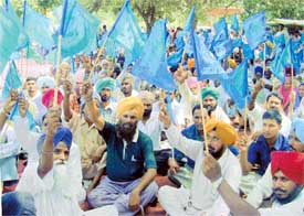 Workers of the Bahujan Samaj Party stage a dharna outside the Mini Secretariat to protest against a Hindi daily