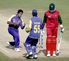 Sri Lanka's Chaminda Vaas celebrates with team-mate Tillakaratne Dilshan after dismissing Zimbabwe's Vusimuzi Sibanda  during their ICC Champions Trophy
