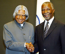 Presidents Abdul Kalam of India and Thabo Mbeki of South Africa shake hands after a press conference