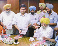 Mr Anurag Verma, Deputy Commissioner, Ludhiana, releases "Ludhiana Bolda Hai", authored by a Punjabi writer, Dr Atam Hamrahi