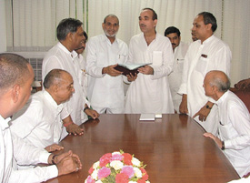 Congress MP Sajjan Kumar submitting a memorandum to Union Urban Development Minister Gulam Nabi Azad regarding the relocation of industrial units in the Capital