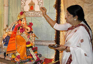Bharat Ratna Lata Mangeshkar offers puja to the image of Lord Ganesha