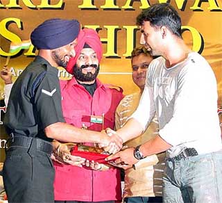 Lance Naik Jagsir Singh, who returned recently from Pakistan jail after five years, is welcomed by Bollywood actor, Akshay Kumar, Anil Sharma, Director of the film, and M.S. Bitta