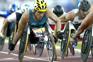 Australias Kurt Fearnley (L) and Canadas Kelly Smith (R) compete during 1500m-T54 mens first round at the 12th Paralympic Games in Athens on Saturday. 