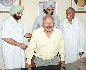 The Punjab Chief Minister, Captain Amarinder Singh, welcomes newly appointed chairman Brahm Mohindra at an informal ceremony in Punjab Agro Industries Complex