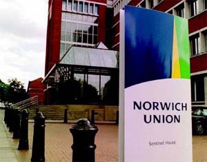 Britain's largest insurer Aviva, owner of Norwich Union, says it will move 950 jobs to low-cost centres in India and Sri Lanka in 2005