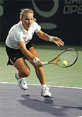 US Open champion Svetlana Kuznetsova of Russia returns a backhand against Chinas Li Na 