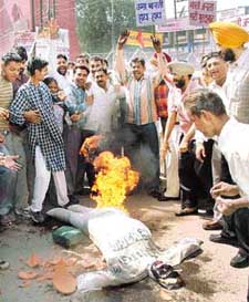 Protesting against Tiranga Yatra, District Youth Congress activists burn Uma Bhartis effigy