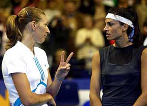 Former German tennis player Steffi Graf talks to Argentina's tennis star Gabriela Sabatini