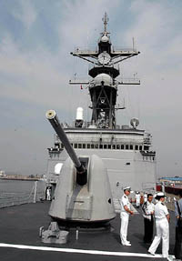 Local people visit the US anti-submarine warfare destroyer in the east Chinas port city Qingdao