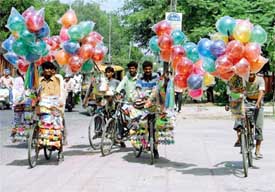 Balloon sellers on way to the Chhapar Mela, near Gill village