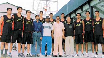 The basketball team of Everest Public School, Moti Nagar, Ludhiana