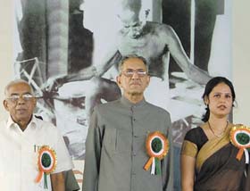 Delhi Mayor A.R. Verma, Lt-Governor B.L. Joshi and Shallu Malik, Chairperson of the Gandhi Mela Committee, at the inauguration of the Gandhi Jayanti Mela