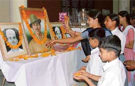 Members of the Shaheed Bhagat Singh Vichar Manch pay tributes to the portraits of Bhagat Singh, Rajguru and Sukhdev in Ludhiana