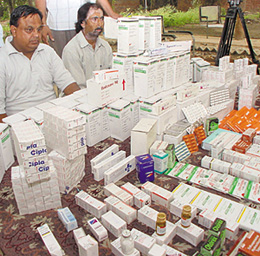 Accused Mahesh Taneja and Kewal Krishna, who were involved in the drug racket.