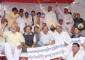Delhi BJP chief Harshvardhan along with senior party leaders Sahib Singh Verma, Vijay Kumar Malhotra and Vijay Goel sitting on a dharna against sealing of industries in the Capital on Friday.