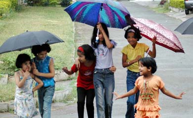 Children enjoy the drizzle in Sector 38