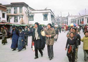 Pilgrims going around the Jekhong temple