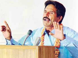 Mohammad Ishaq Panwar, a Seraiki poet from Bahawalpur, Pakistan, recites his verse at the Indo-Pak Multani/Seraiki mushaira held at State Library