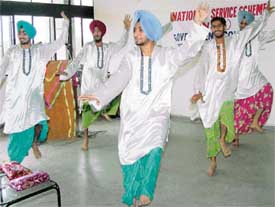  Students perform at the valedictory function of NSS camp at Government College, Sector 46