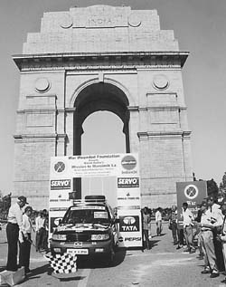 Navin Gulia is flagged off at India Gate in New Delhi by Lt. Gen Vijay Oberoi, President, War Wounded Foundation