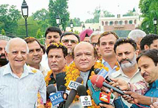 A 16-member delegation of mediapersons from Pakistan interacts with Indian media at the Wagah joint checkpost on Sunday.