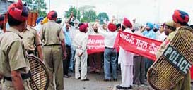 Members of the Government School Teachers Union being restrained from submitting their memorandum to Mr Harnam Dass Johar