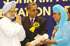 Dr Manmohan Singh presents Shram Devi Award to Ms Harjeet Kaur of Punjab at the Prime Ministers Shram Awards presentation ceremony function organised by the Labour Ministry at the Vigyan Bhavan in New Delhi on Monday.