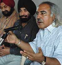 Maqsood Saqib, Editor of Pancham and story writer from Pakistan, at a ru-b-ru organised by the Sarang Society in Mohali