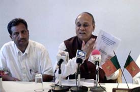 Former Chief Minister Prem Kumar Dhumal shows a copy of the MoU signed by the Congress with the Central Government at a press conference in Hamirpur on Tuesday. 