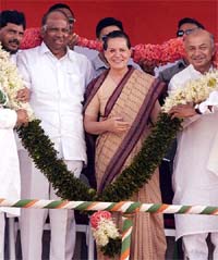 Congress President Sonia Gandhi with NCP President and Union Minister Sharad Pawar and Maharashtra Chief Minister Sushil Kumar Shinde at a joint election rally in Nasik