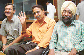  M.P. Singh with the SBI employees Prempal Singh Sood and Ashok Dhengra, who returned him Rs 54,000 in cash,  at The Tribune office in Chandigarh on Wednesday. 