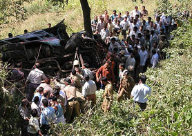 Policemen along with local residents carry out rescue operations after a private bus fell into a gorge at Nando near Oochghat on the Rajgarh road on Wednesday.